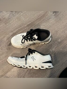 White and black on cloud running sneakers womens 7.5